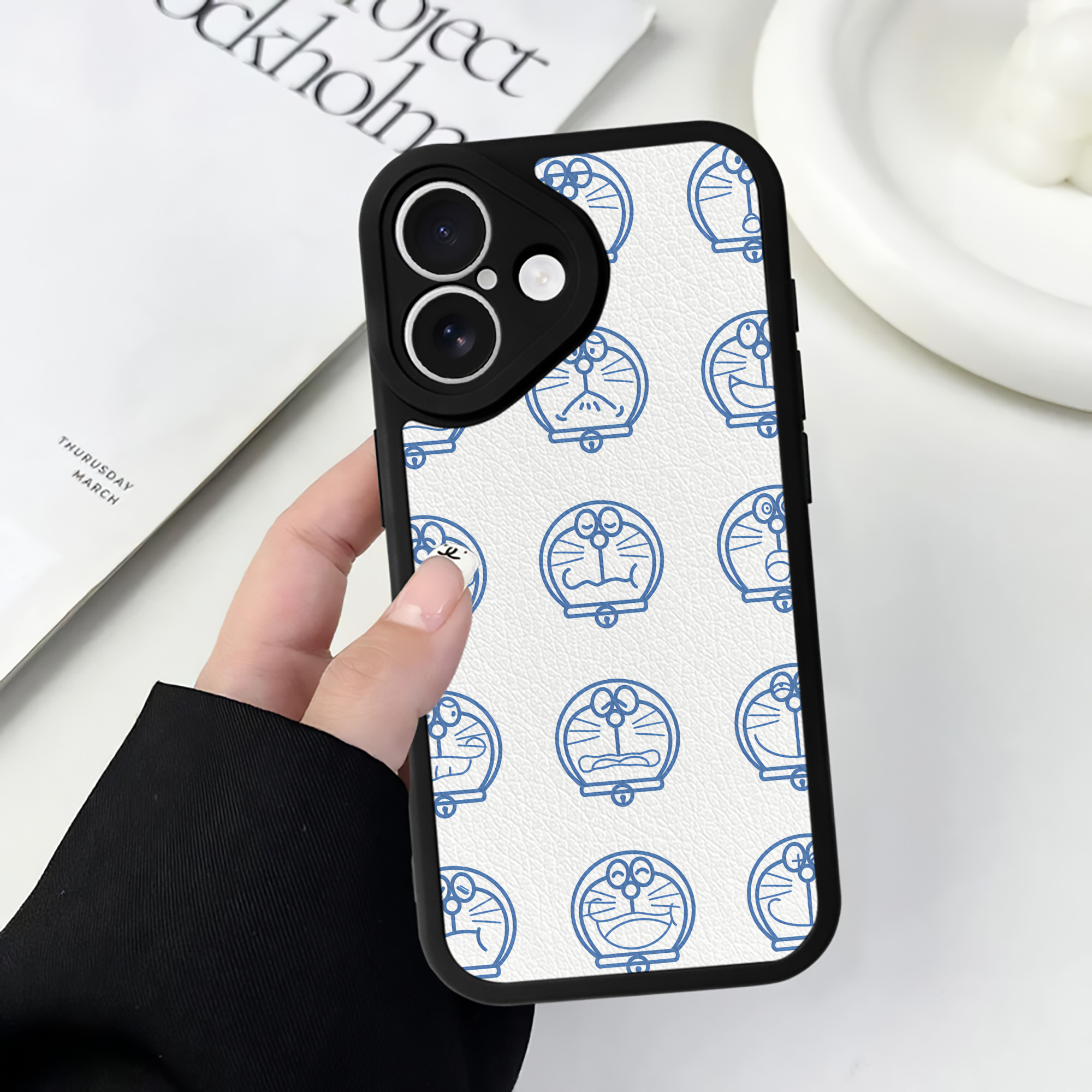 （画像用） ドラえもん Doraemon 【iPhone 16シリーズ対応】シリコンスマホケース（レザー調） 材質：シリコン